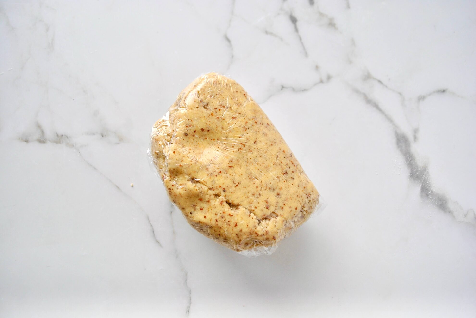 Mürbeteig in Folie wickeln und kalt stellen für Linzertorte