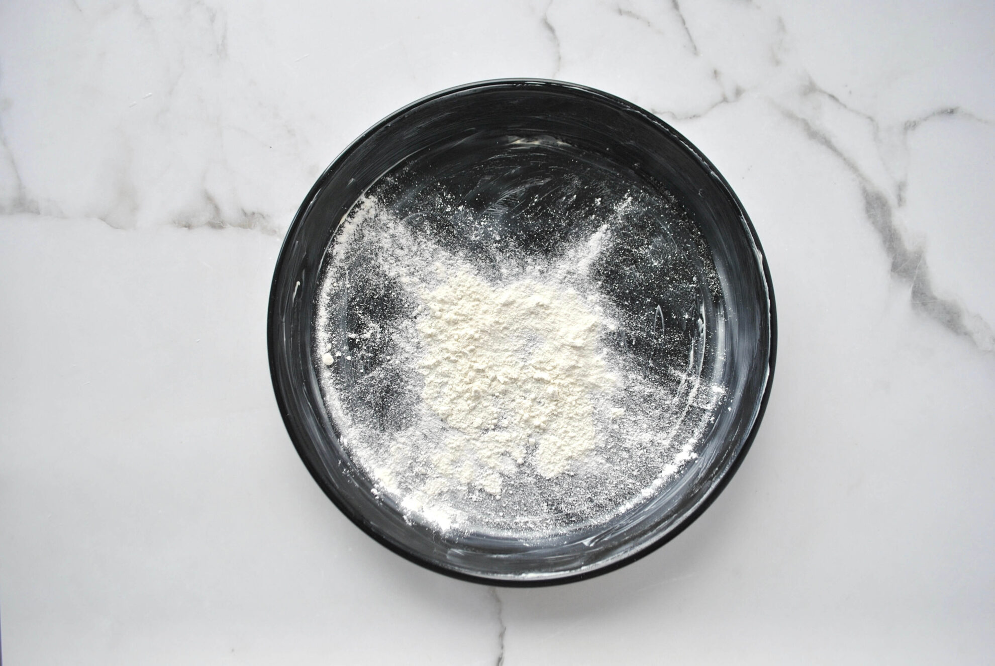 Kuchenform fetten und bemehlen