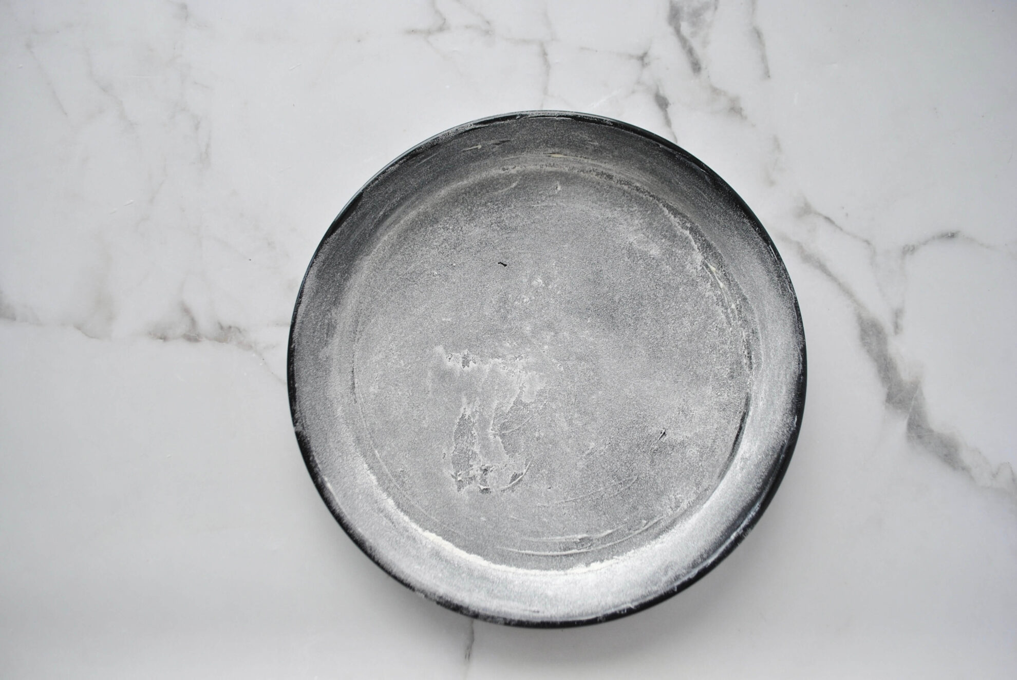 Kuchenform fetten und bemehlen