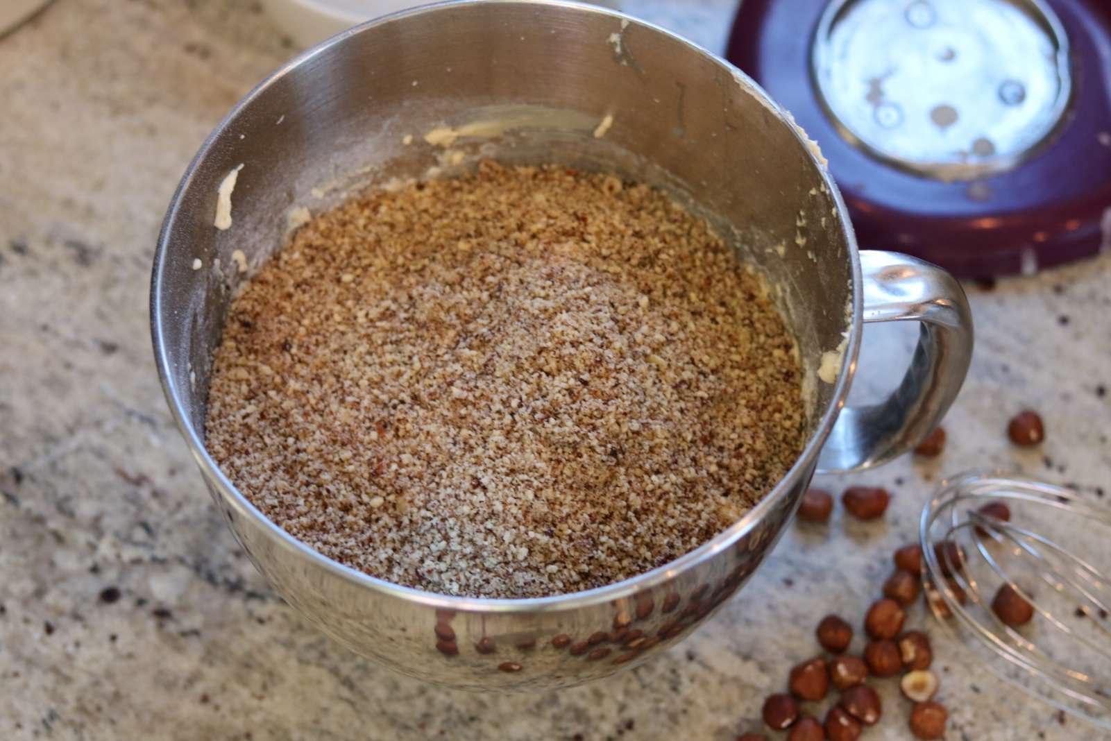 Nüsse unterziehen Nusskuchen mit Nussglasur