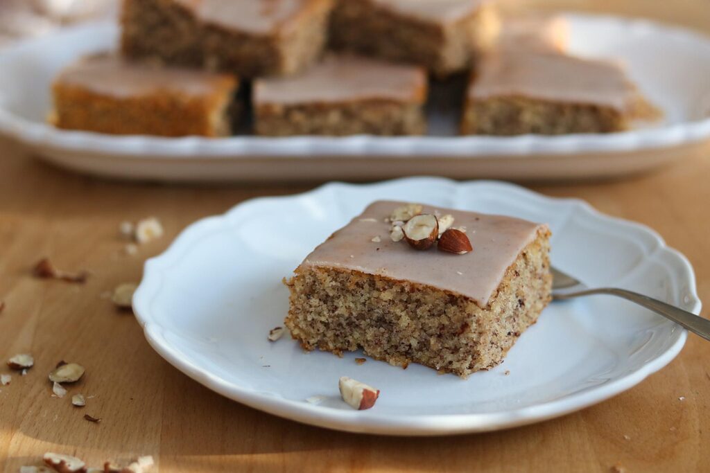 fluffiger Nusskuchen mit Zimtglasur