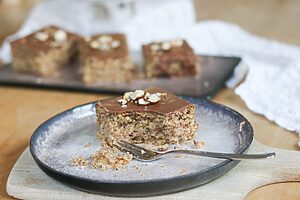 saftiger Nusskuchen vom Blech mit Nussglasur