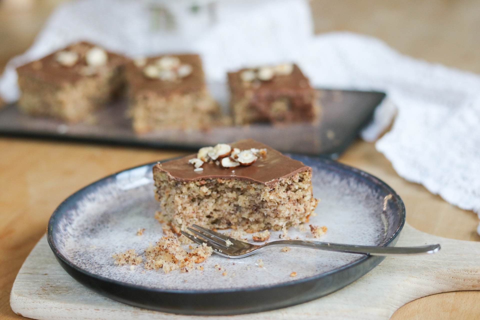 saftiger Nusskuchen vom Blech mit Nussglasur