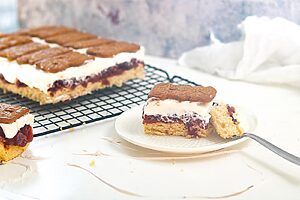 Spekulatiuskuchen mit Kirschen