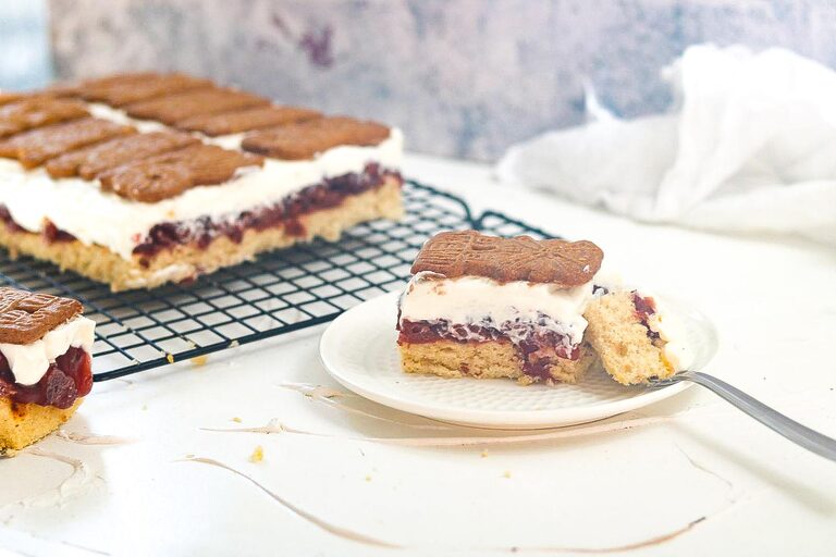 Spekulatiuskuchen mit Kirschen