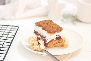 Spekulatiuskuchen mit Kirschen