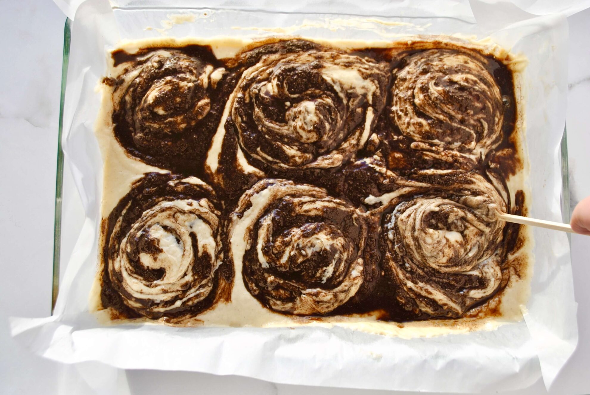 Zimt Swirl in den Teig drehen für Zimtschneckenkuchen