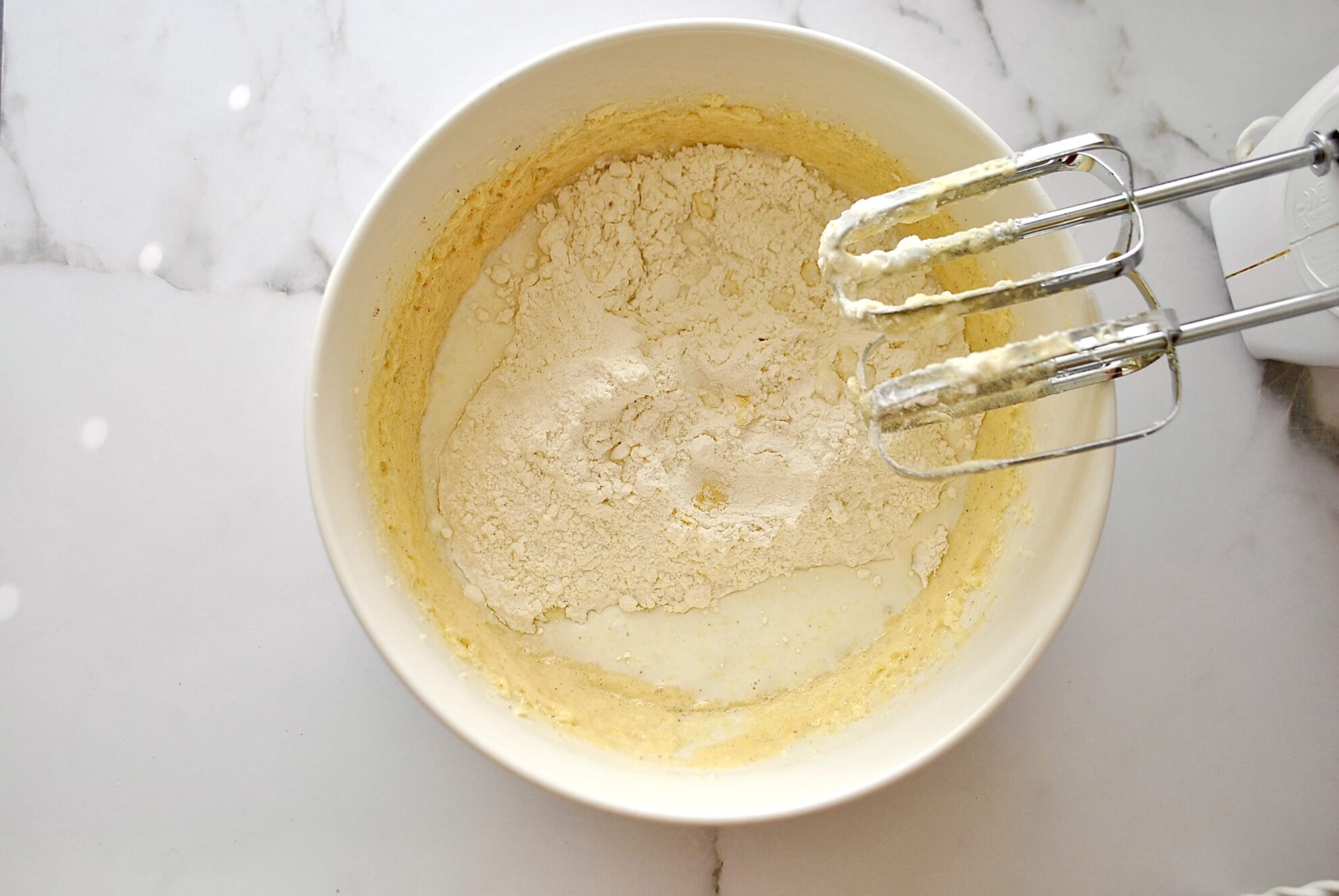 Mehl, Backpulver, Salz und Milch zum Teig geben für Zimtschneckenkuchen