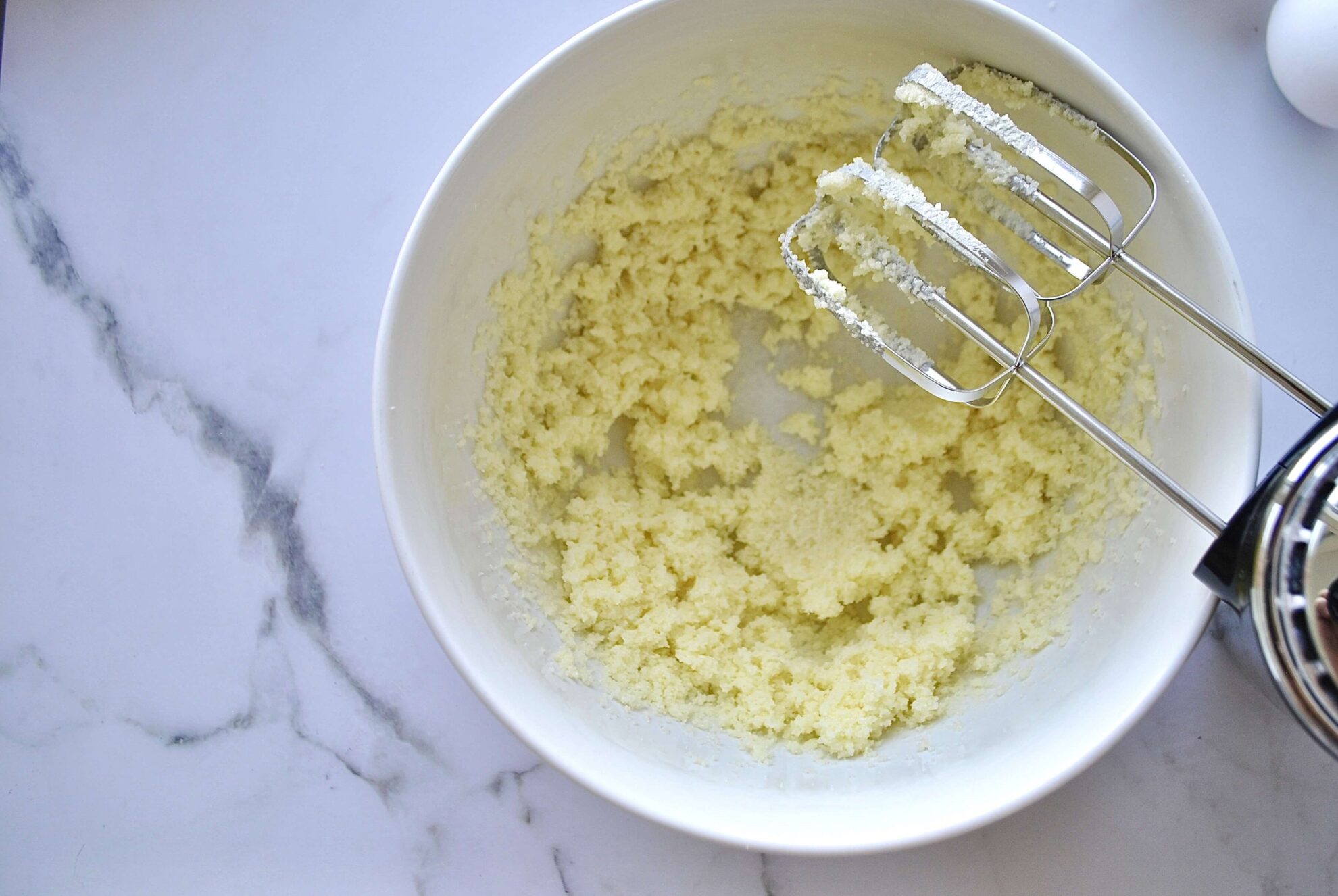 Butter mit Zucker aufschlagen für Zimtschneckenkuchen