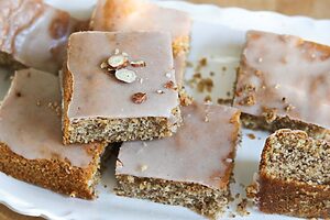 Nusskuchen mit Zimtglasur