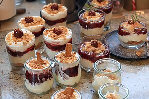 Creme mit Spekulatius und Kirschen