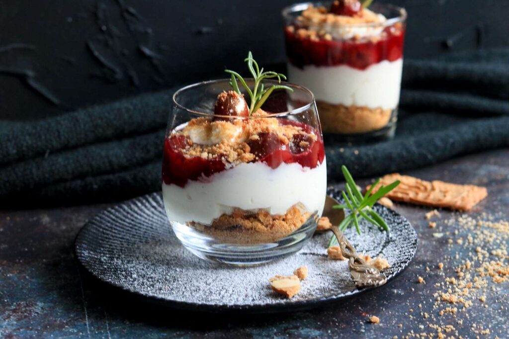 Einfache Creme mit Spekulatius und Kirschen