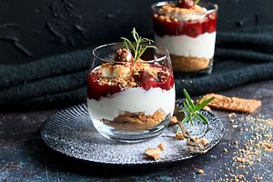 Einfache Creme mit Spekulatius und Kirschen