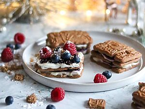 Spekulatius Sandwich mit Glühbeeren