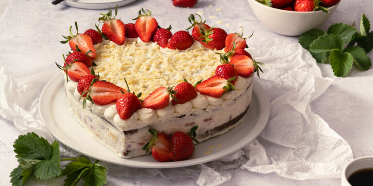 Muttertagskuchen Herz mit Erdbeeren