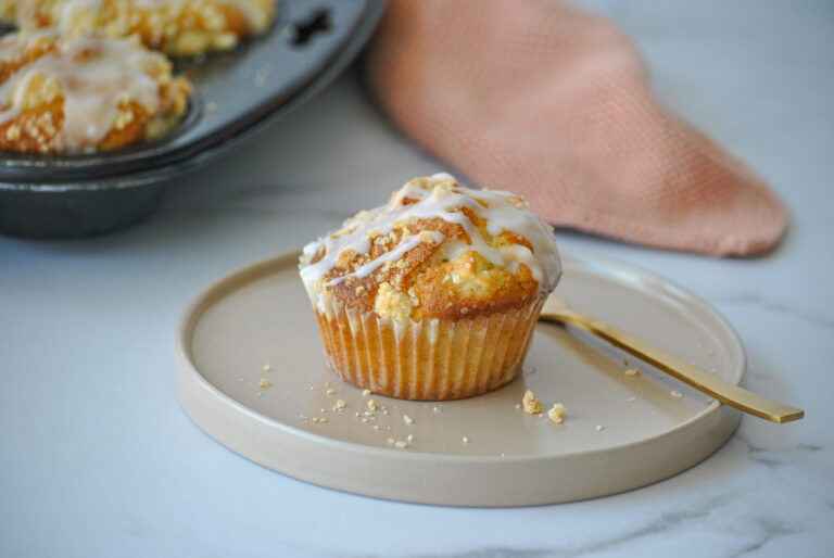 Apfel Muffins mit Streusel und Zuckerguss