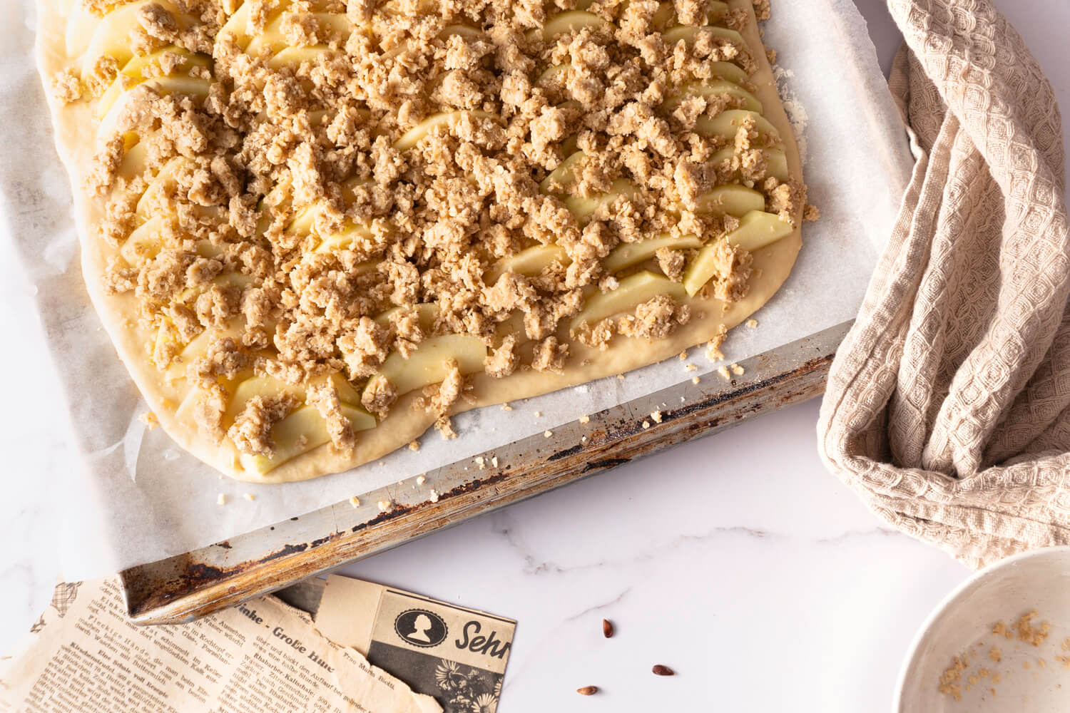 Hefeteig Apfelkuchen mit Streusel vom Blech – ein knuspriger Genuss