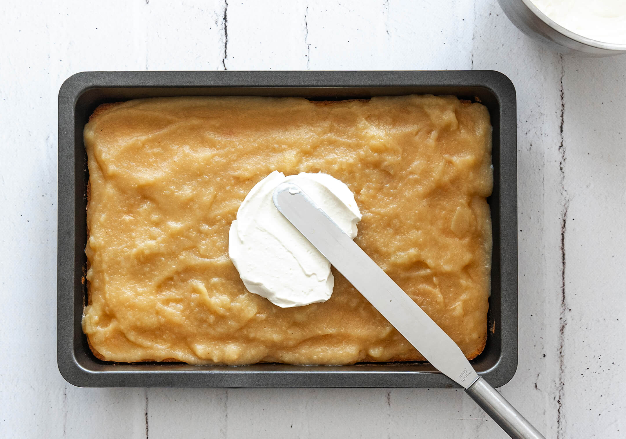 Schneller Apfelmuskuchen mit Schmand vom Blech