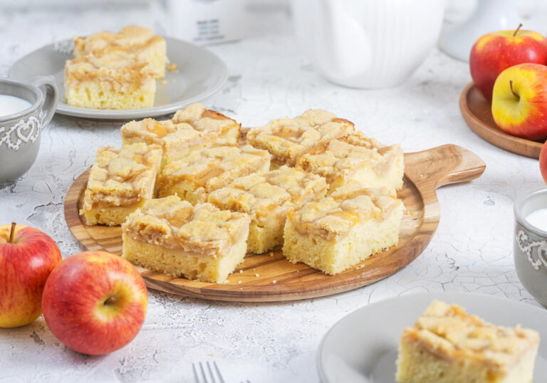 Saftiger Apfelmuskuchen mit Streusel vom Blech
