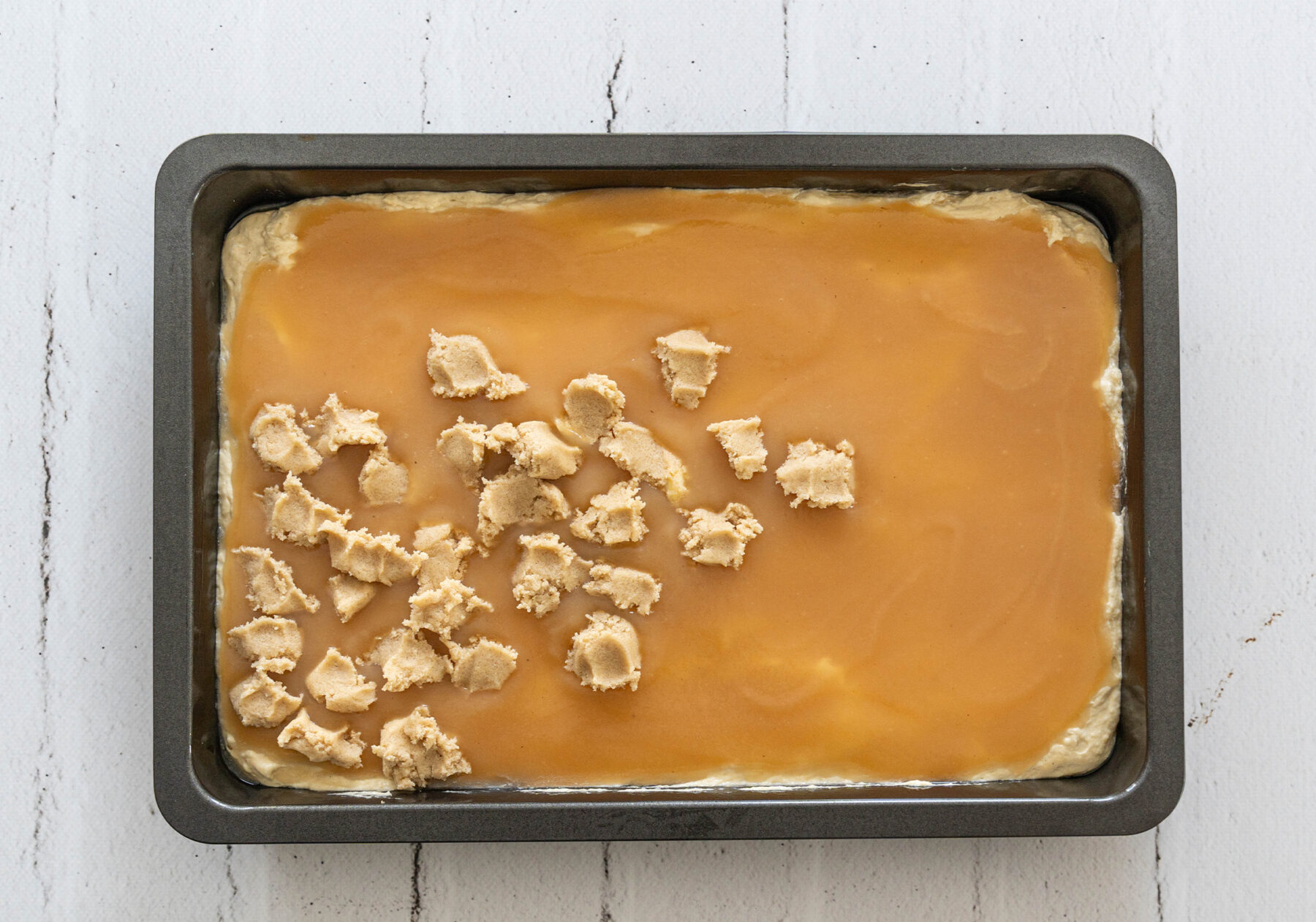 Saftiger Apfelmuskuchen mit Streusel vom Blech