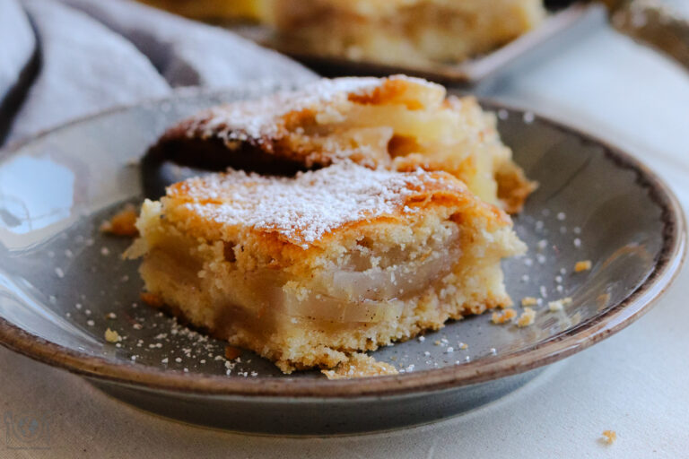 Apfelschlangerl – gedeckter Apfelkuchen auf dem Blech