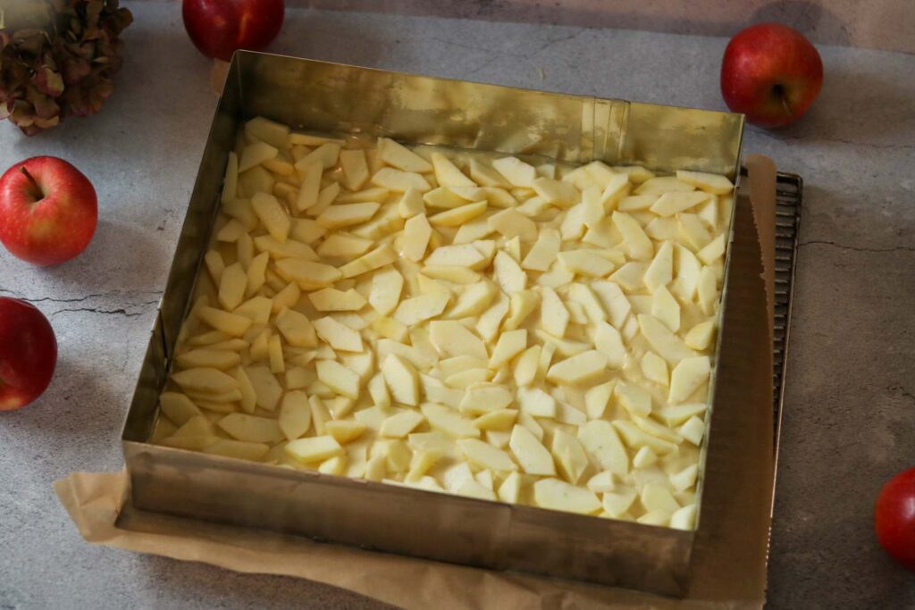 Äpfel auf dem Boden verteilen