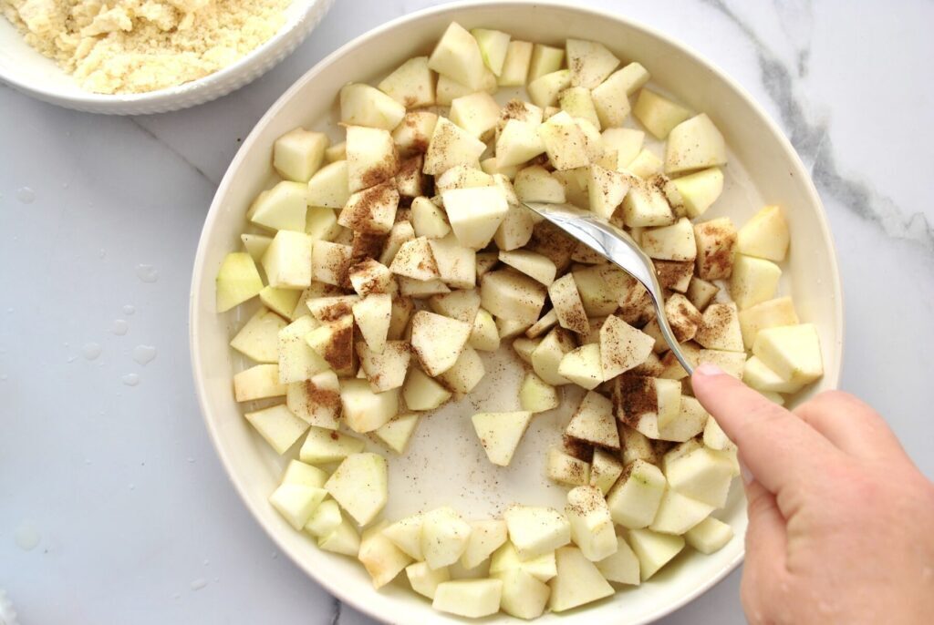 Apfelstücke vermengen für Apple Crumble