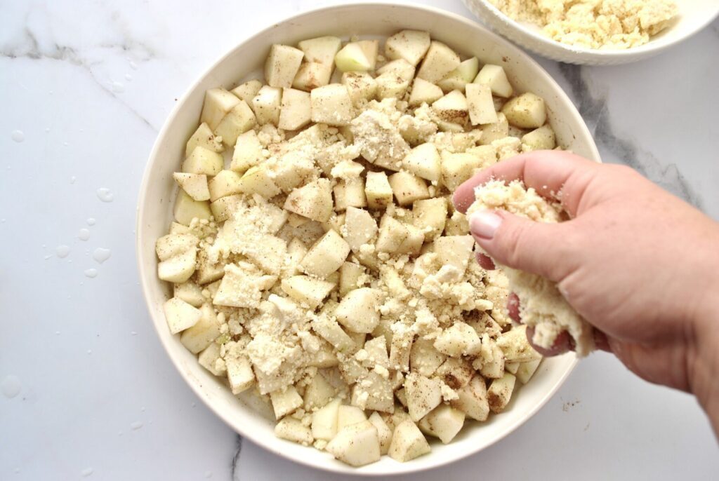 Streusel verteilen für Apple Crumble