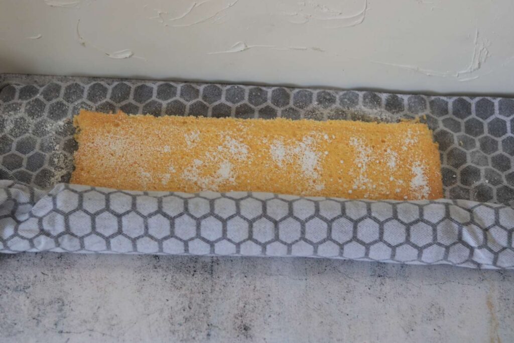 Boden mit Zucker bestreuen und noch heiß einwickeln