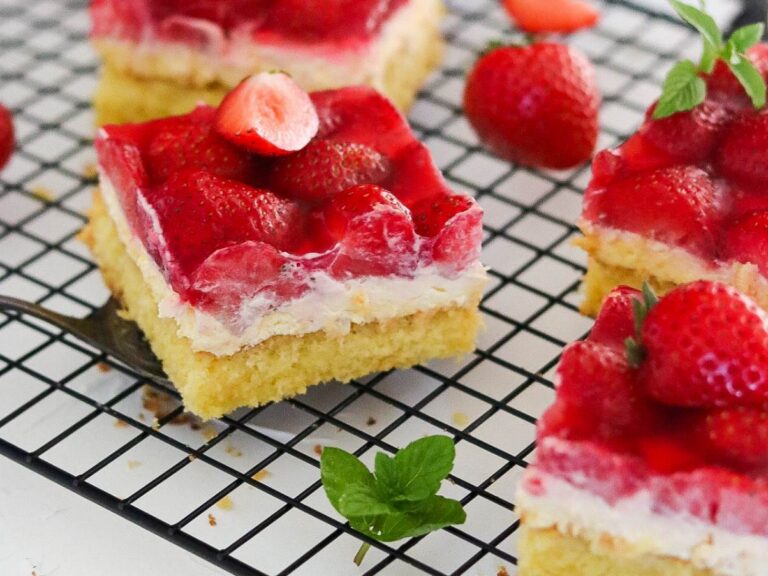 Saftiger Erdbeerkuchen vom Blech mit Vanillecreme