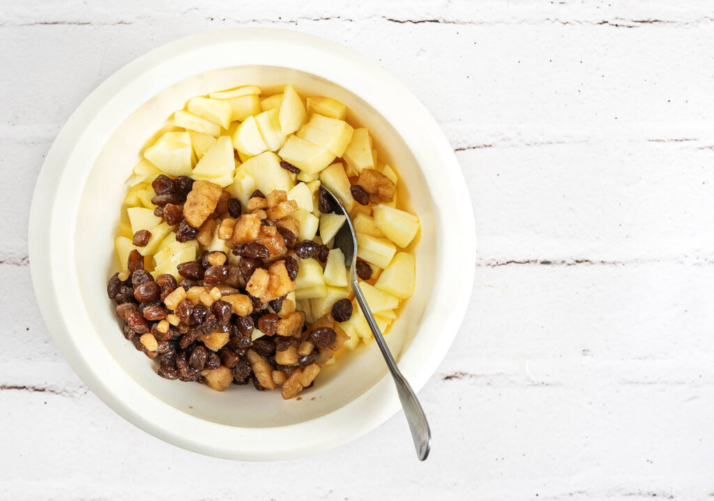 Bratapfelkuchen - Zutaten für die Füllung mit Apfel mischen