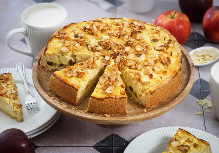 Bratapfelkuchen mit Pudding und Apfelstückchen aus der Springform