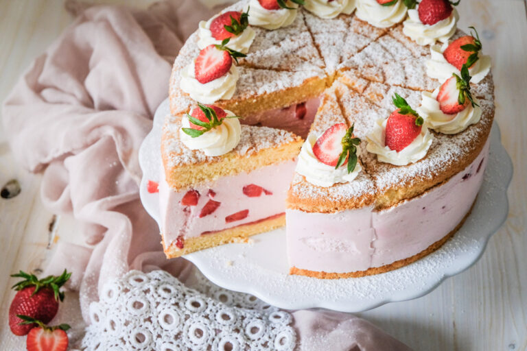 Die ultimative Erdbeer Torte mit Quark und Sahne