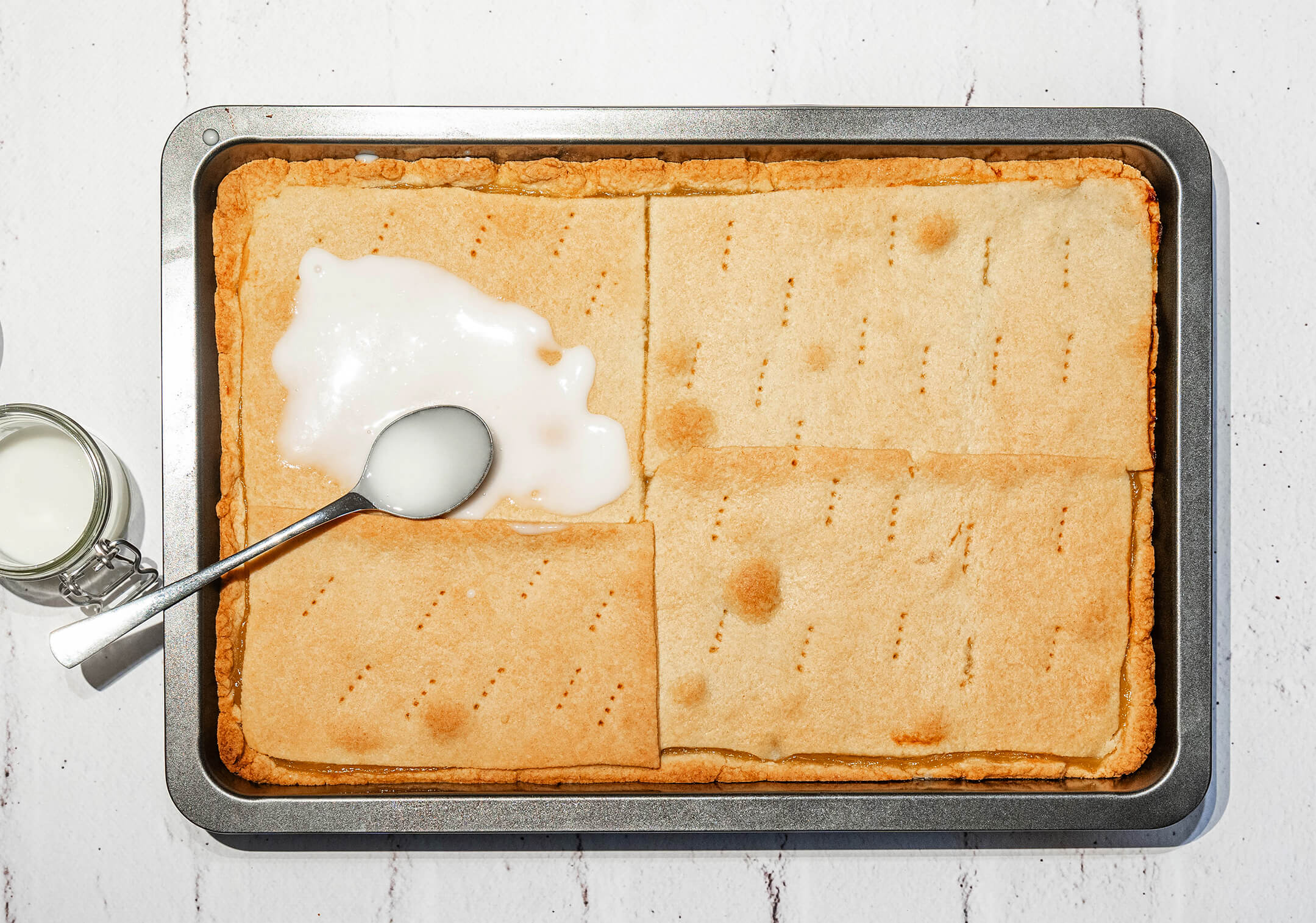 Gedeckter Apfelmuskuchen vom Blech in 7 Schritten ganz einfach selbst backen