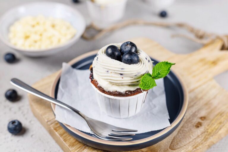 Saftige Low Carb Heidelbeer Cupcakes – ohne Zucker & glutenfrei