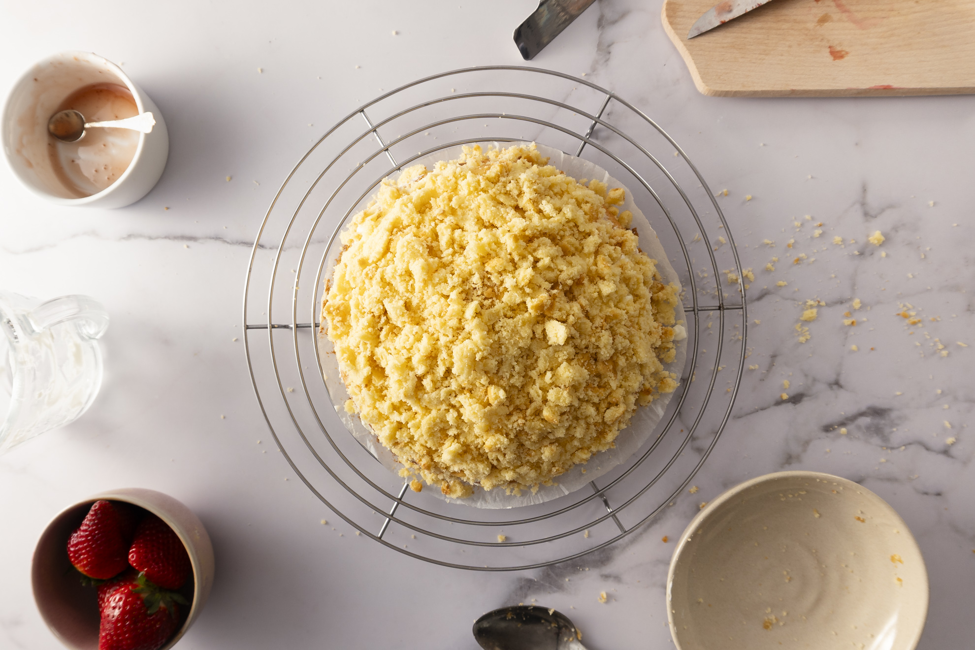Heller Maulwurfkuchen mit Erdbeeren