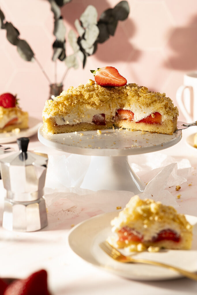 Heller Maulwurfkuchen mit Erdbeeren