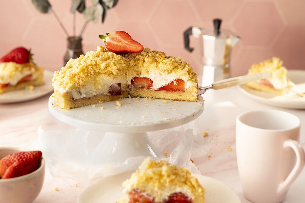 Heller Maulwurfkuchen mit Erdbeeren