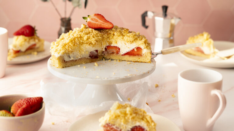 Heller Maulwurfkuchen mit Erdbeeren