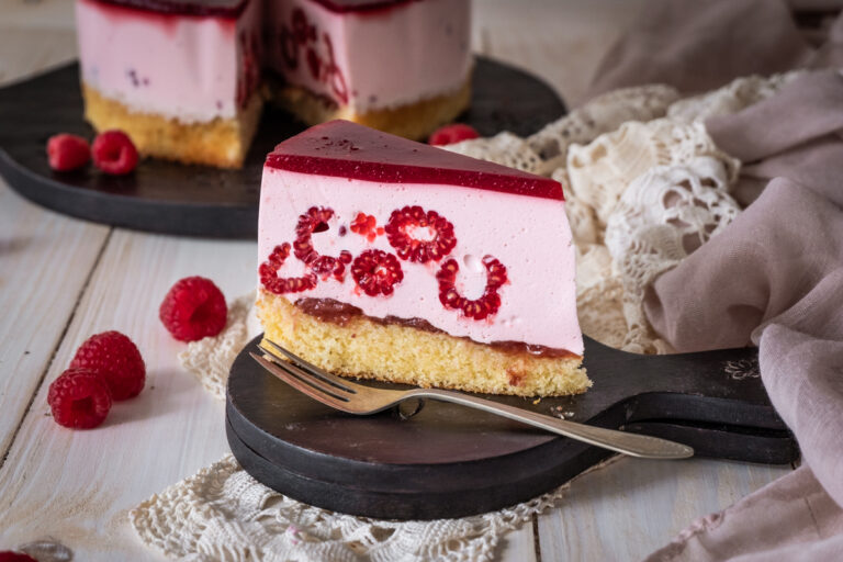 Fruchtige Himbeer Torte mit Schmand und Sahne