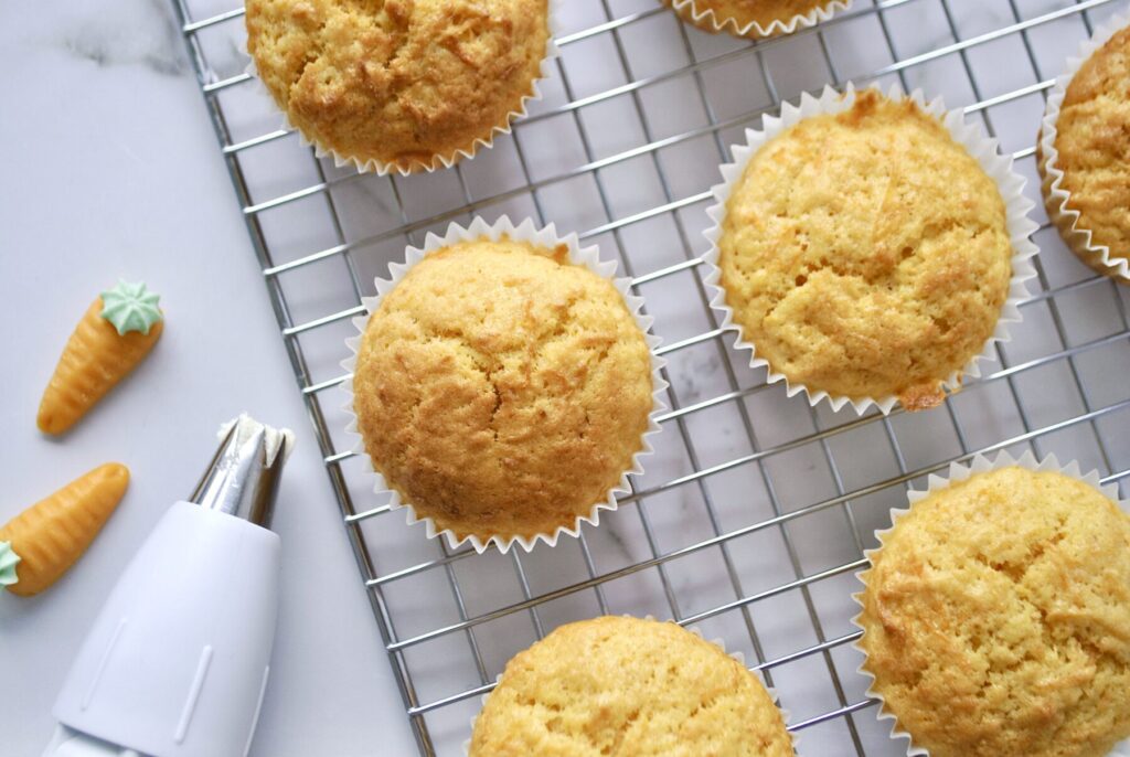 Karotten Cupcakes dekorieren