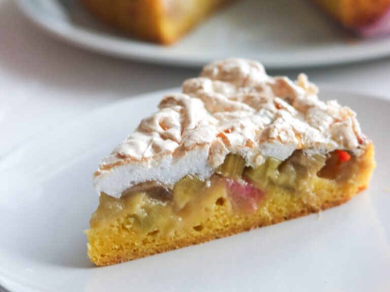Saftiger Rhabarberkuchen mit Baiser nach Omas Rezept