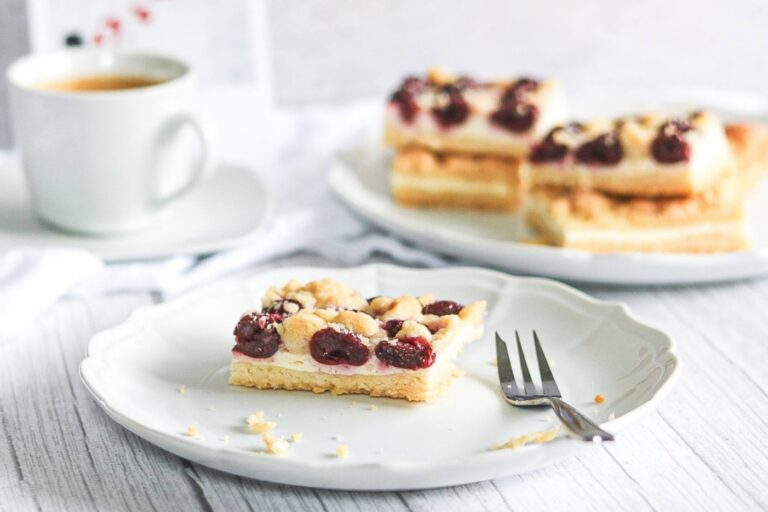 Käsekuchen mit Kirschen und Streusel vom Blech
