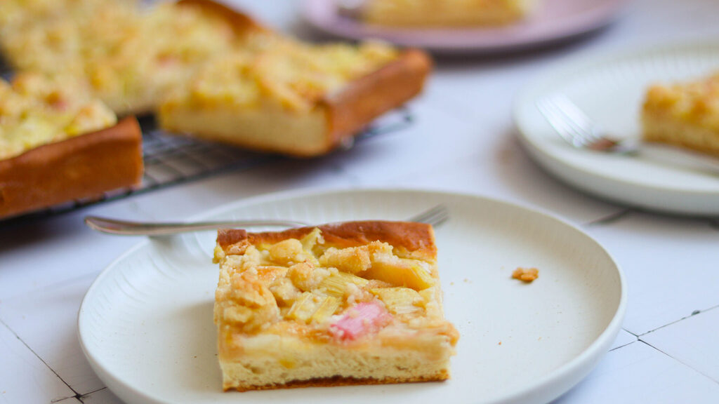 Rhabarberkuchen aus Hefeteig mit Streusel vom Blech