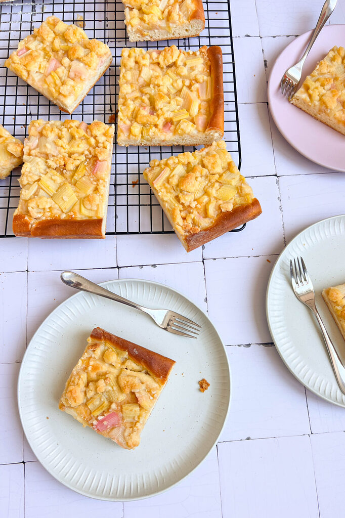 Rhabarberkuchen mit Hefeteig und Streuseln vom Blech