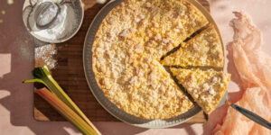 Omas Rhabarberkuchen mit Pudding und Streusel