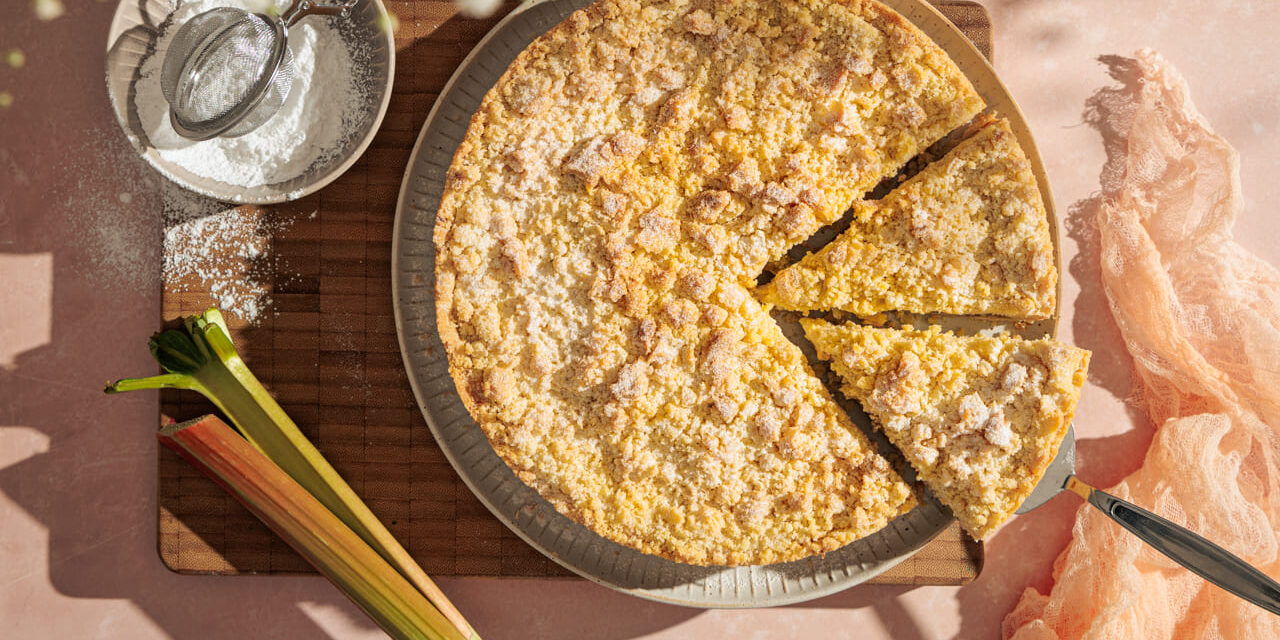 Omas Rhabarberkuchen mit Pudding und Streusel