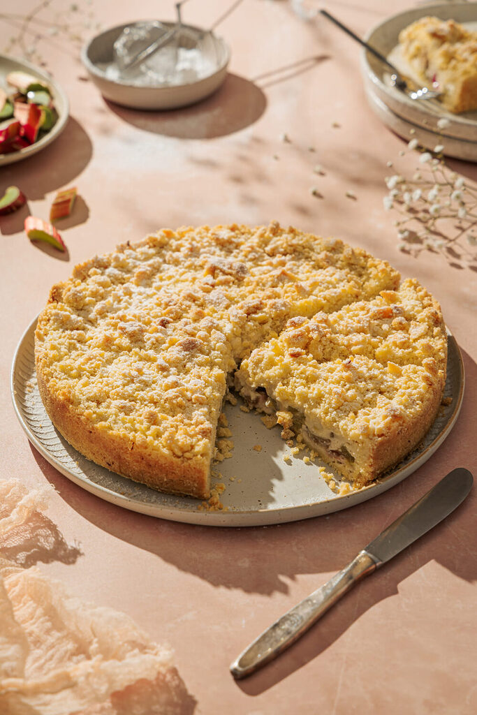 Rhabarberkuchen mit Pudding und Streusel