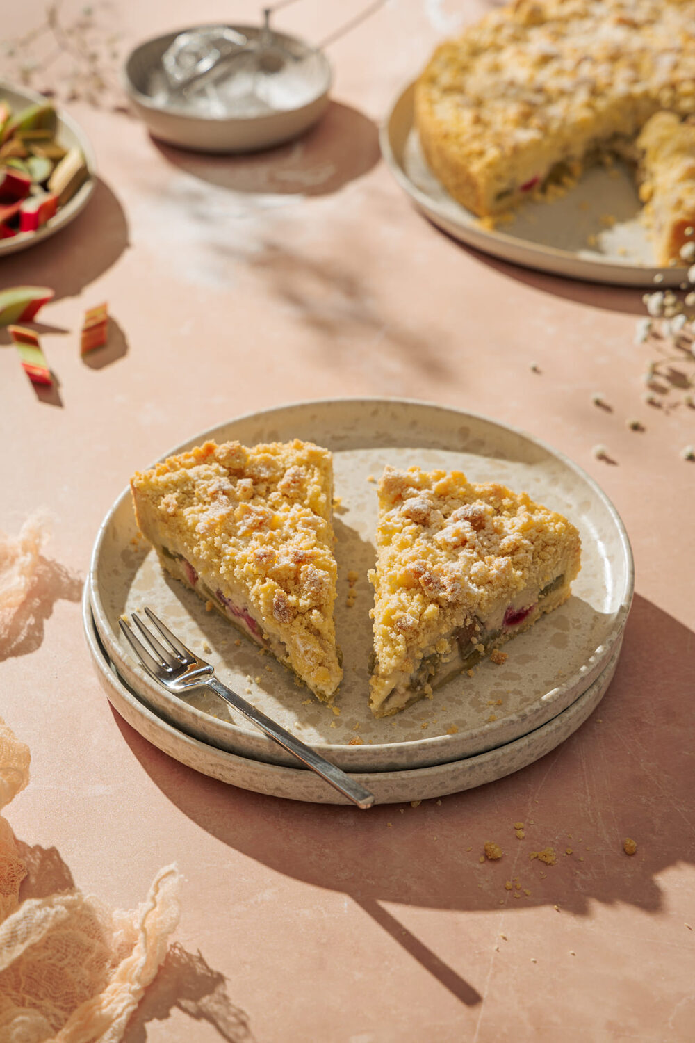 Rhabarberkuchen mit Pudding und Streusel