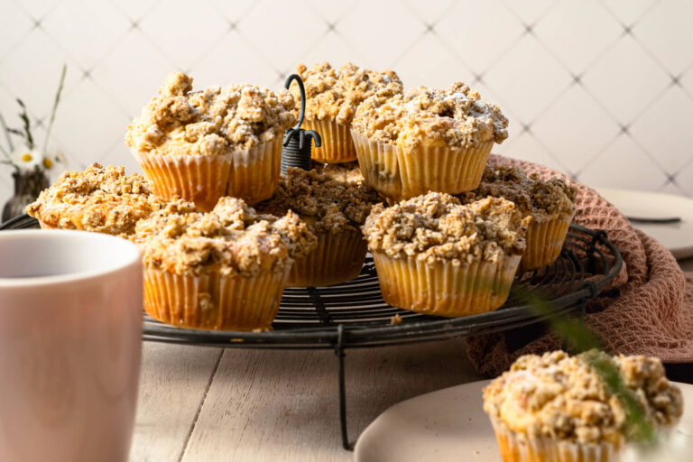 Die saftigsten Rhabarbermuffins mit Streusel